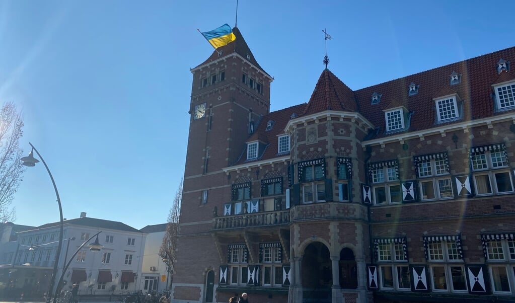 De vlag van Oekraïne wappert op het gemeentehuis aan Het Rond in Zeist. 