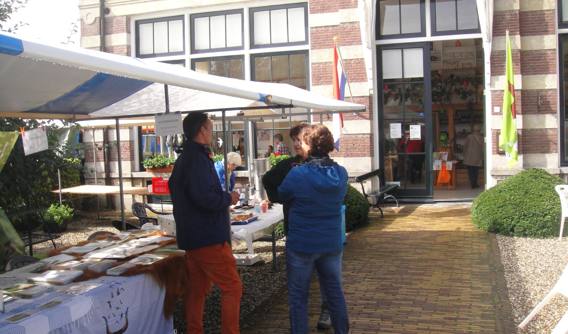 Vrijwilligers van landgoed Oostbroek tijdens een familiedag.