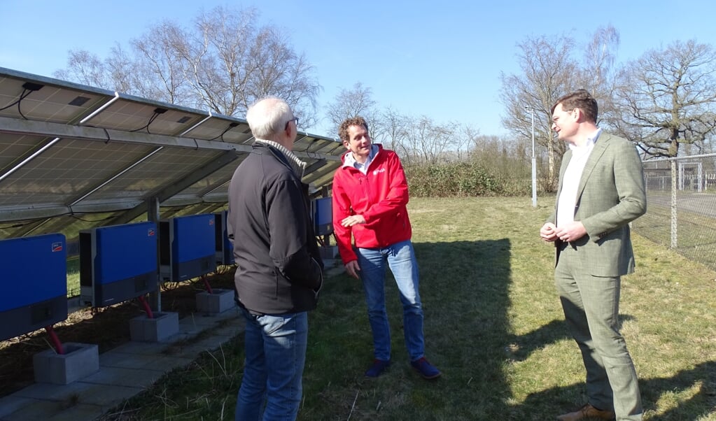 Joris Thijssen (m) laat zich graag informeren over de zonneweide.