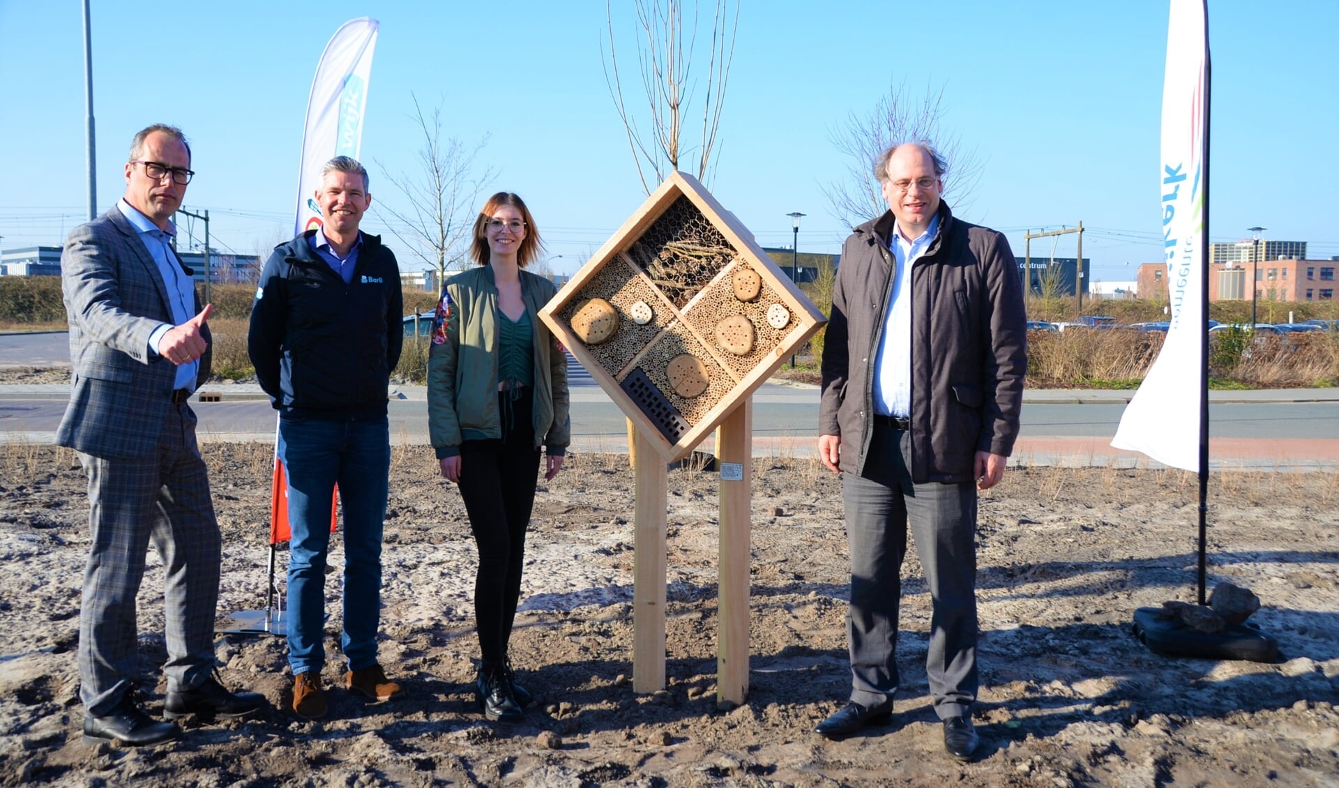 V.l.n.r. Wethouder Harke Dijksterhuis, Robert van der Doelen (Barli), bewoner Danique van der Wal en Peter Toonen (WSN).