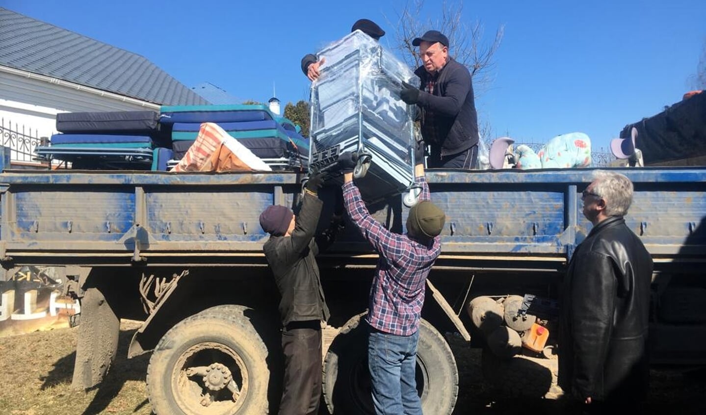 Hulpgoederen en medische artikelen uit onder andere Scherpenzeel worden in Zhitomir in Oekraïne afgeleverd.