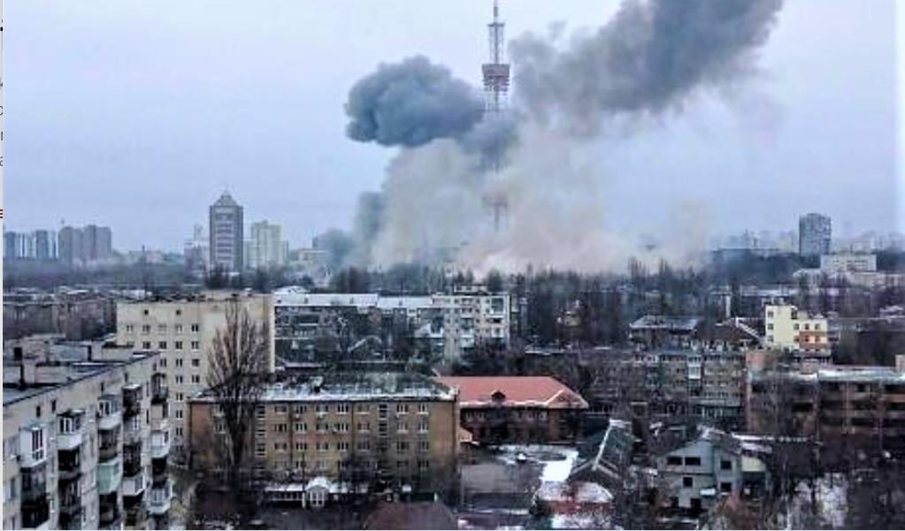 Bombardement op een stad in de Oekraïne. 