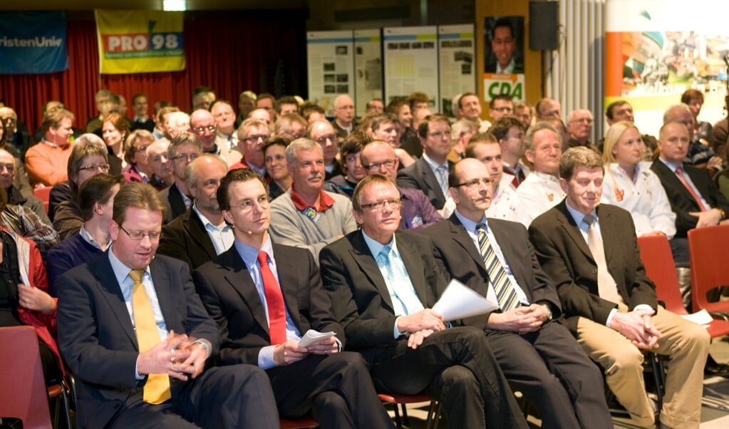 Verkiezingsdebat in 2010. Op de voorgrond, van links naar rechts: Heimen Schuring (CU), Adriaan Guldie (VVD), Dick van Rheenen (BI), Cor Fraanje (NKP) en Willem van Essen (Lijst 8).