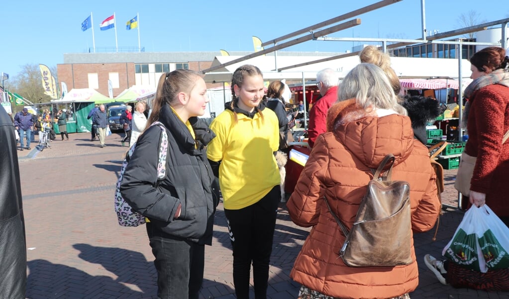 Amber en Kady in gesprek met inwoners over de gemeenteraadsverkiezingen.