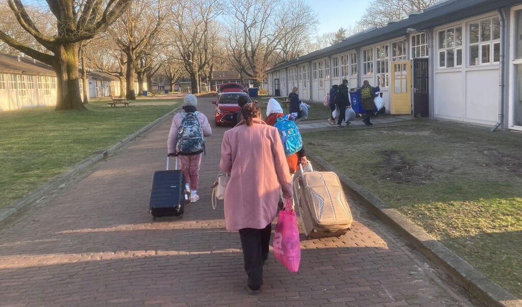 Vluchtelingen uit Oekraïne arriveren bij een barak op de Legerplaats Harskamp.
