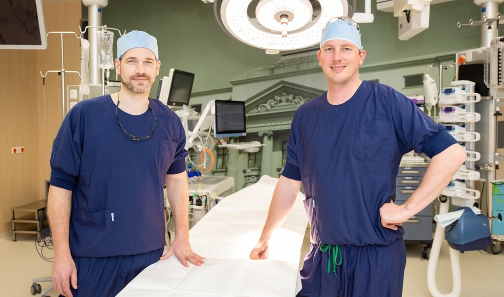  De gynaecologen Ralph Niewenweg (links) en Matthieu van der Vlist gaan het nieuwe type operatie vanaf april uitvoeren.