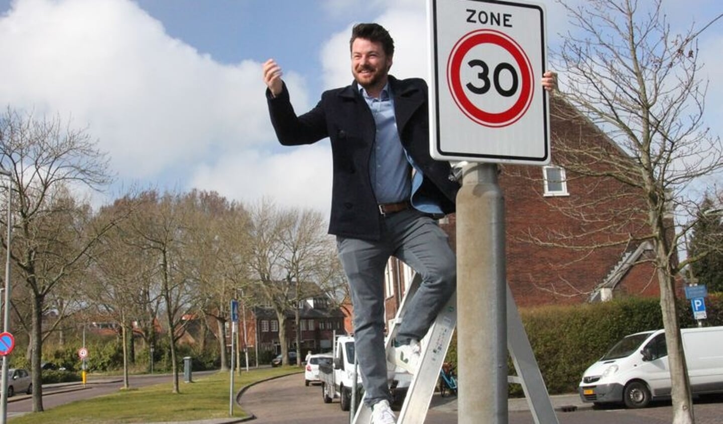 Wethouder Robbert Berkhout met het eerste 30-km-bord dat werd geplaatst in de Van Riebeecklaan.