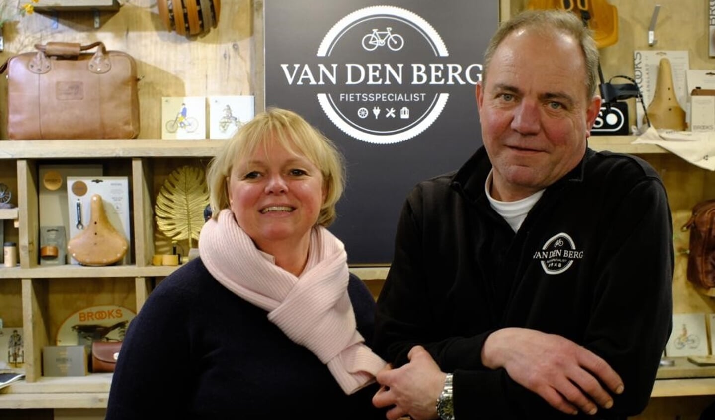Angelique van den Berg en Bob Feld in hun gemoderniseerde fietsenwinkel: met nieuw logo.