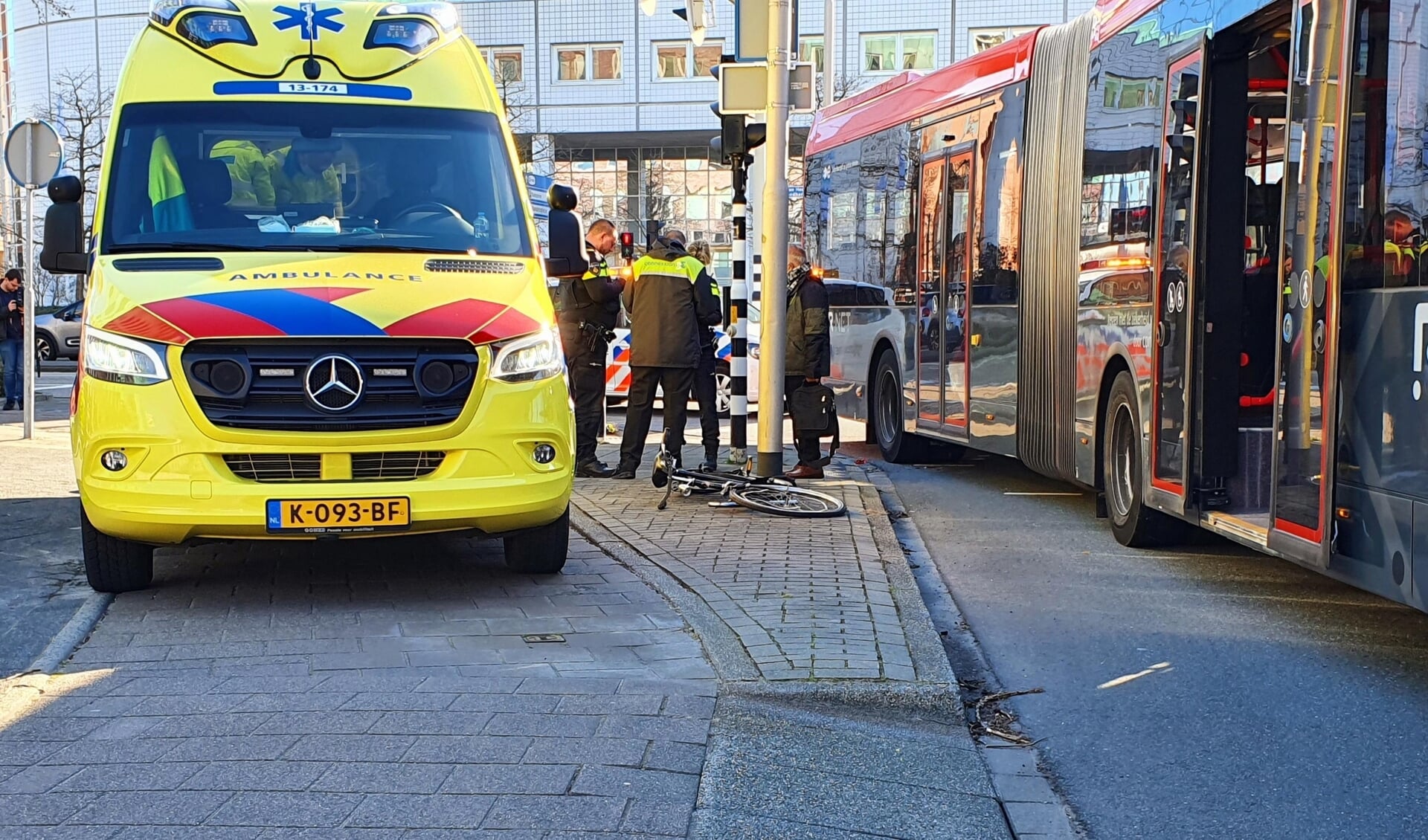 De fietser werd geraakt door de afslaande bus.