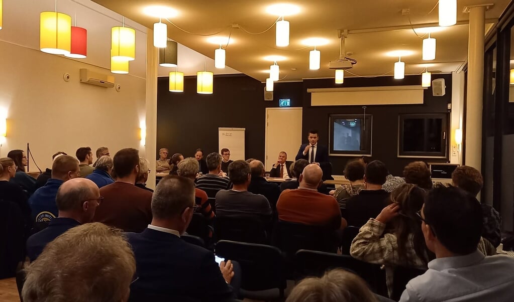 Lijsttrekker Henk Wiesenekker (ChristenUnie) houdt zijn 'pitch' tijdens de politieke avond in de Glindster. 