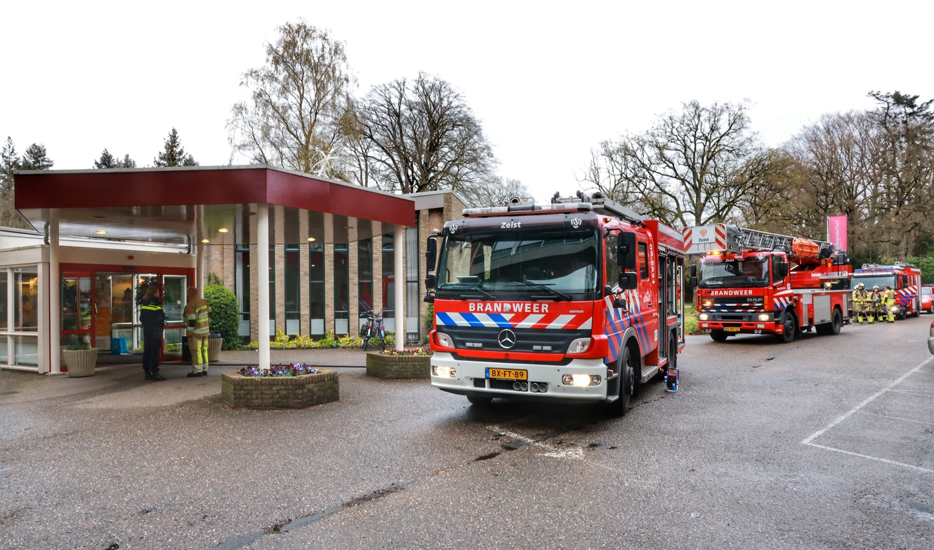 Brandweerwagens uit Zeist én uit Driebergen kwamen af op de brandmelding bij de Amandelhof, en ook de ladderwagen werd die kant op gestuurd.