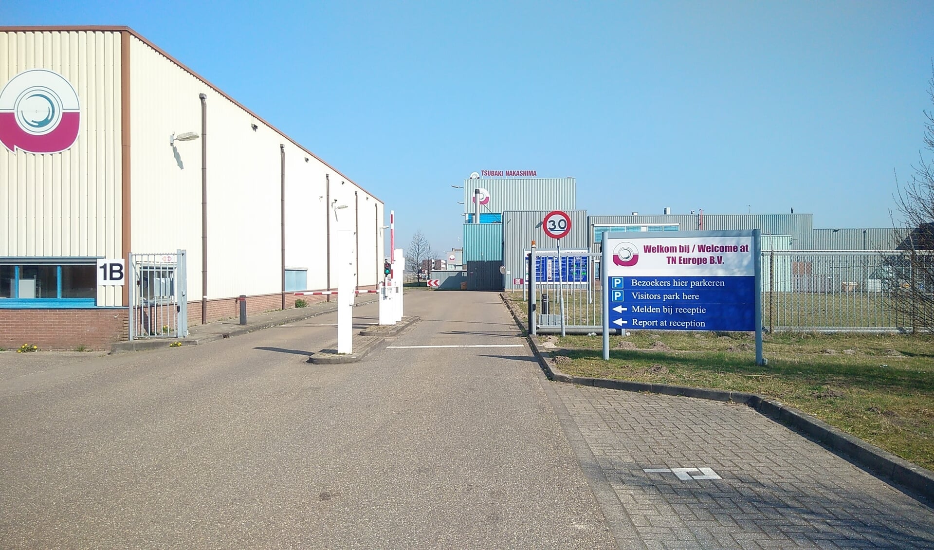 De ingang van de fabriek aan de Smalle Zijde 1b in Veenendaal. Eind dit jaar gaat de metaalfabriek dicht. Daarmee verliezen 195 personen hun baan.