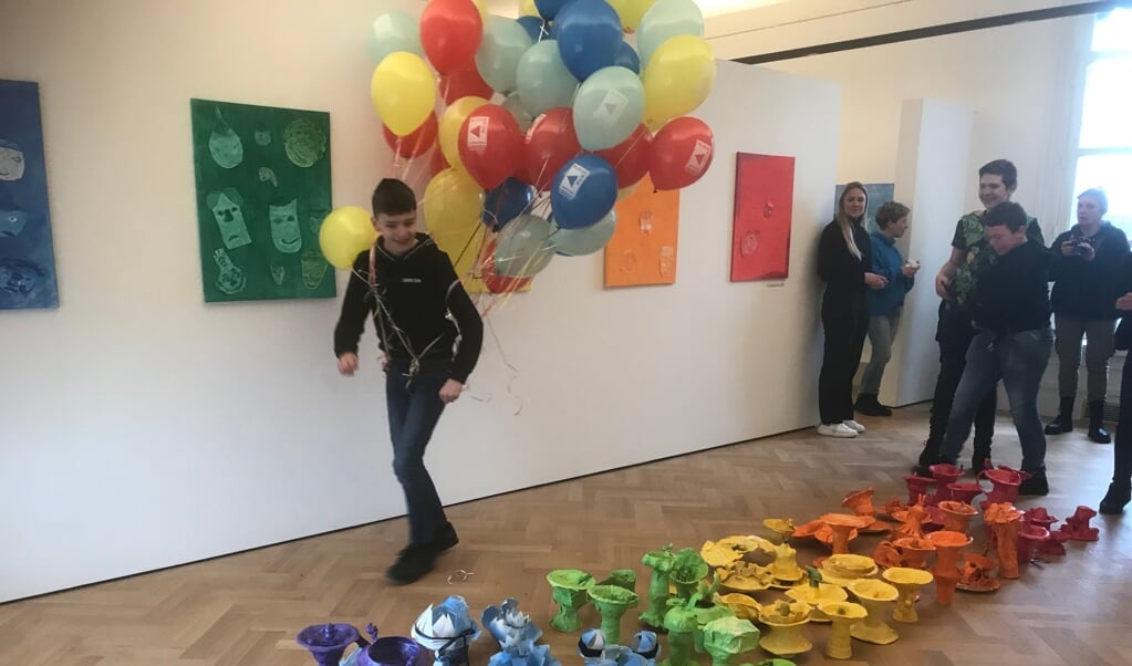 Een van de leerlingen speelde voor de ballonnenman in het museum