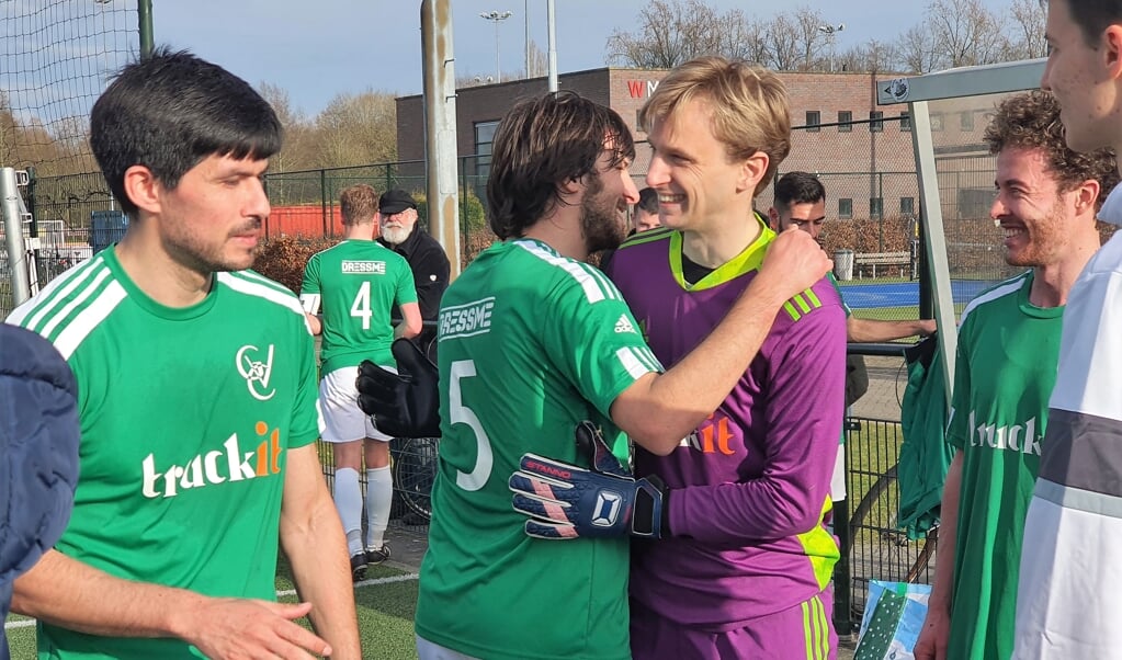 GVC-trainer Joost de Jong is na afloop van de met 1-0 gewonnen Wageningse stadsderby tegen WVV Wageningen, het stralend middelpunt. De Jong stelde zichzelf, door blessures gedwongen, als doelman op. Hij verrichte cruciale reddingen en werd door 'zijn' spelers benoemd tot 'Man of the Match'.