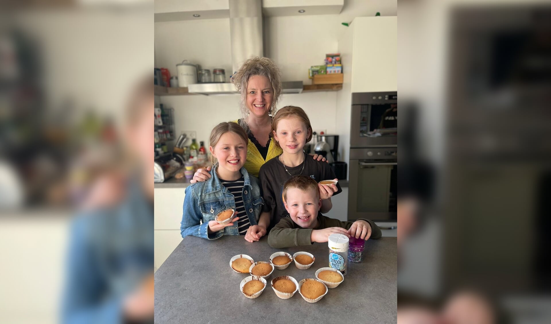 Van links naar rechts: Noudine (nichtje), Marina, Leana, Jason (broertje) aan het werk in de keuken.