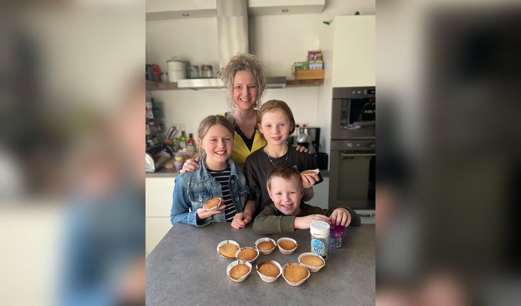 De eerste cupcakes zijn al gebakken. Van links naar rechts: Noudine (nichtje), Marina, Leana, Jason (broertje).