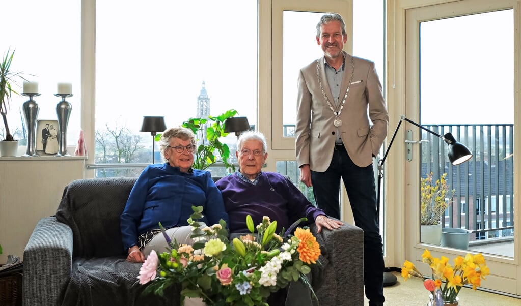Het diamanten echtpaar Smit met burgemeester Hans van der Pas, die namens de gemeente Rhenen zijn felicitaties overbracht.