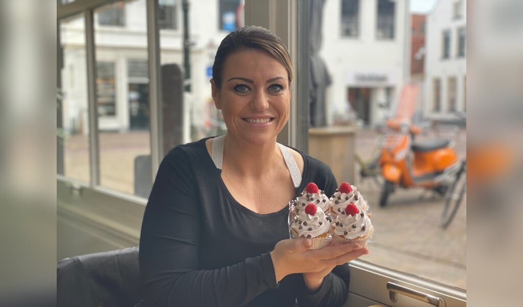 Tjarenka Turfboer met eigen cupcakes