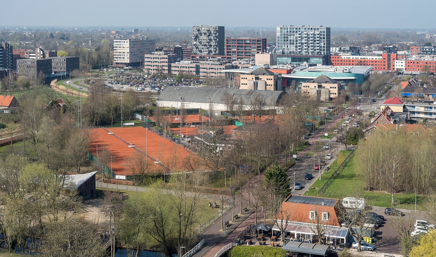 Midden in het centrum ligt de tennisclub TV Hoofddorp.