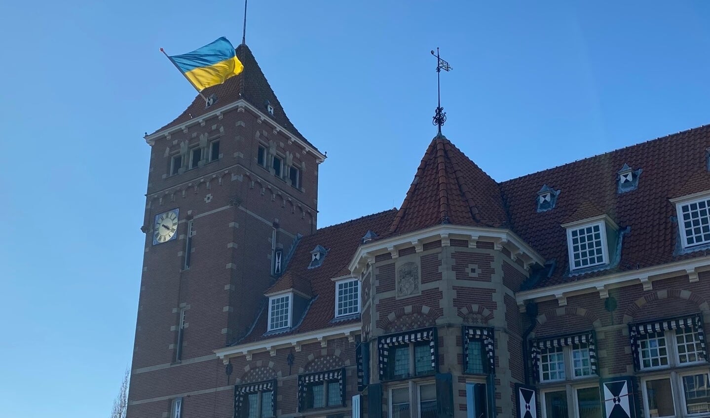 De vlag van Oekraïne wappert op het gemeentehuis aan Het Rond in Zeist.