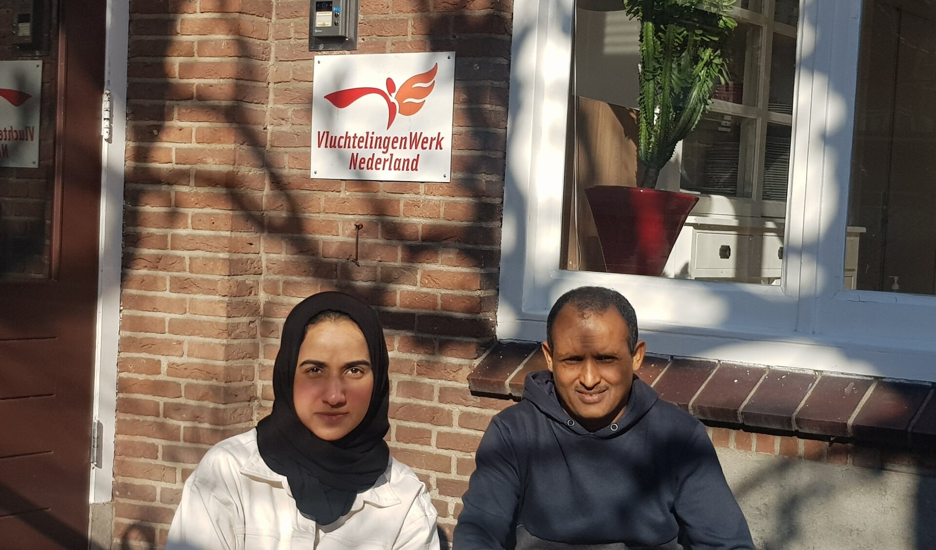 Marwah Mohammed en Shishay Tecle voor het kantoor van Vluchtelingenwerk aan de Markt.