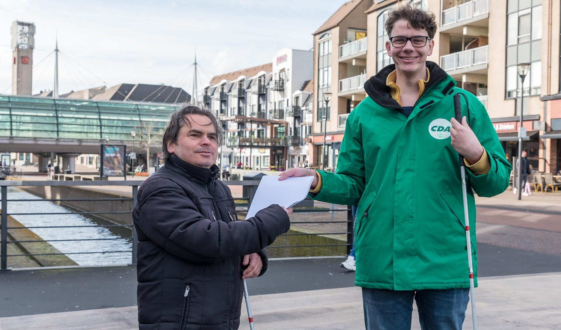 Sam Hageraats overhandigt de CDA-Verkiezingsfolder in braille aan Hans Manders