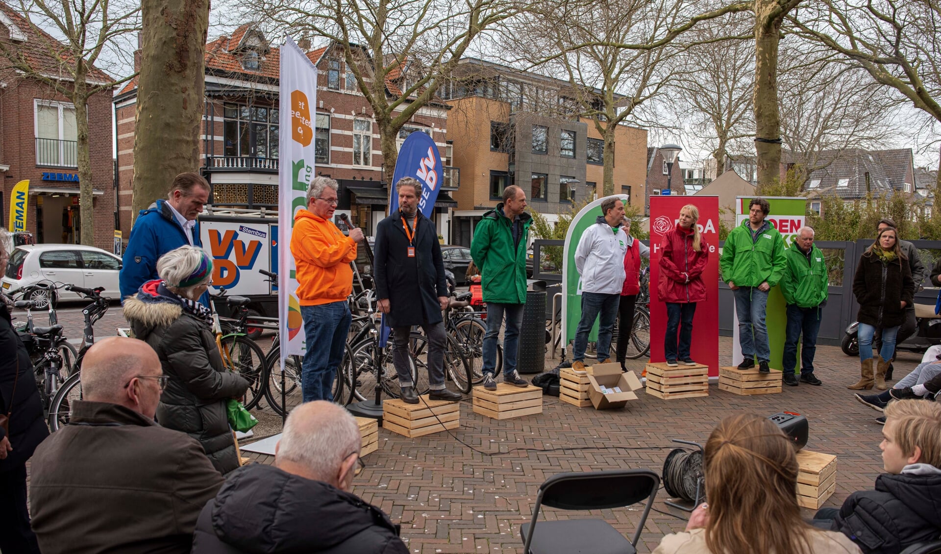 Inwoners konden vragen stellen aan de lijsttrekkers van de Heemsteedse politieke partijen (vlnr SSH, HBB, VVD, CDA, D66, PvdA en GroenLinks)