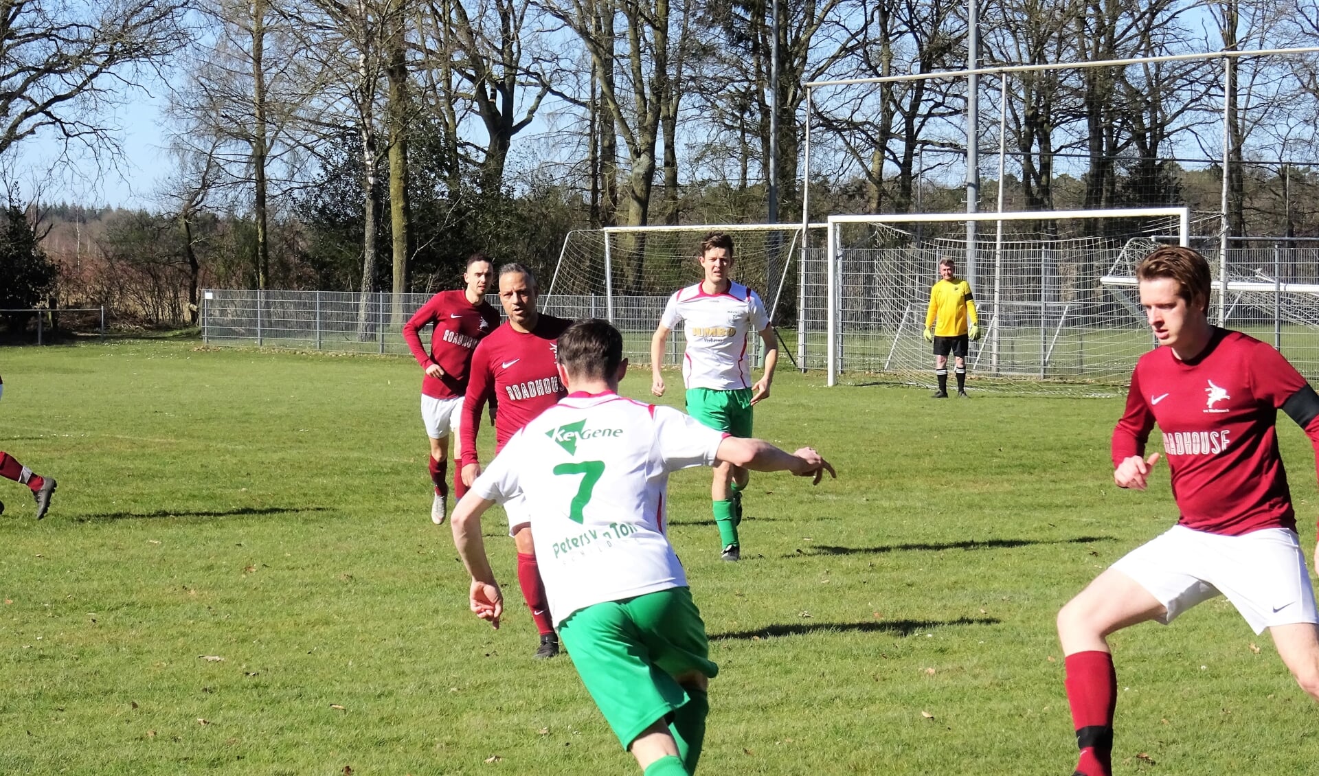WAVV-aanvaller Mike van Schaik (7) zet in het duel met Wodanseck, een aanval op. Het werd in Wolfheze uiteindelijk 5-0 voor de ploeg uit Wageningen.