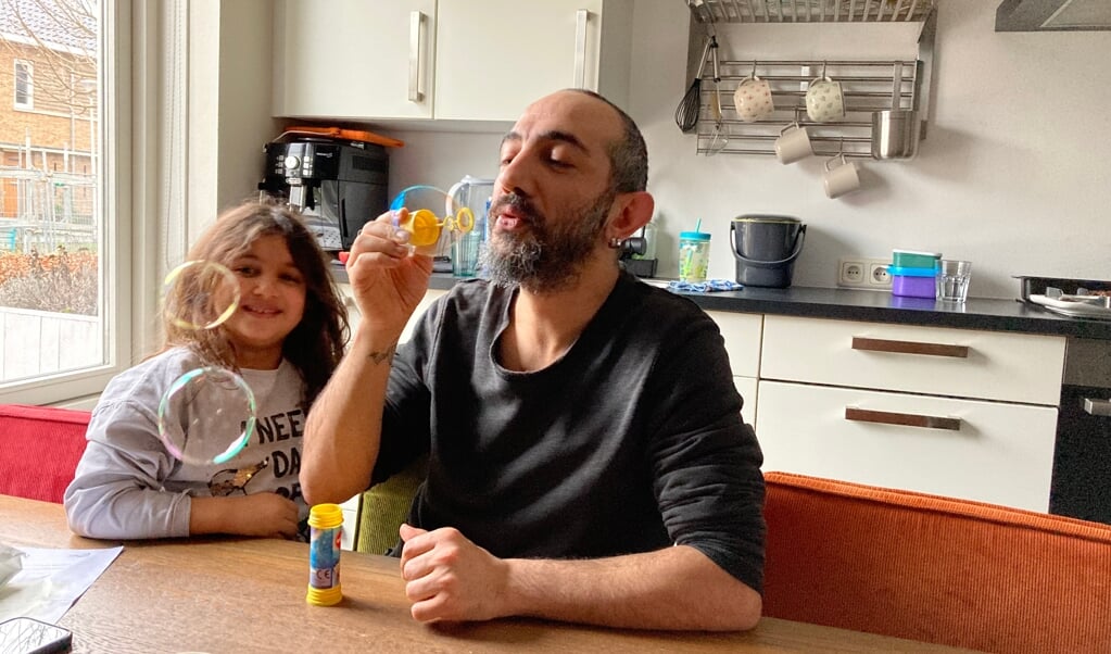 Gokhan Olgun doet vrolijk mee als dochter Zeynep wil bellenblazen 