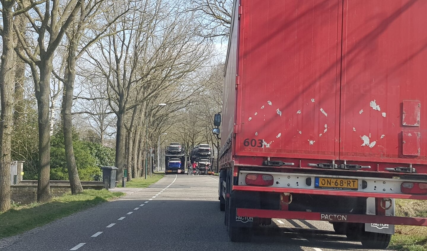 Vastgelopen vrachtwagenchauffeurs op de Leusbroekerweg. 