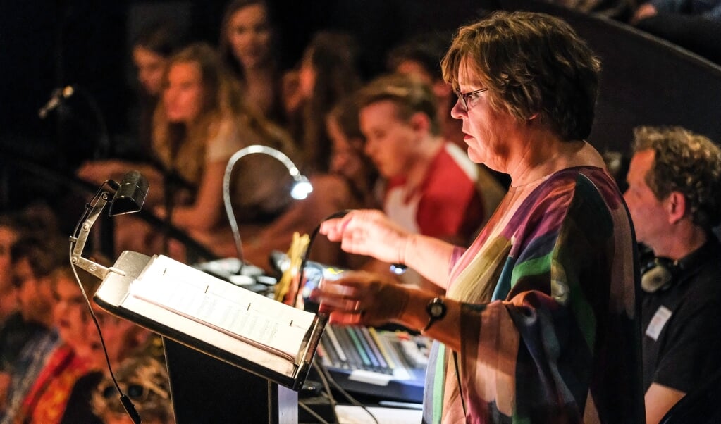 Zangdocent Annelies van Gerven dirigeert Het Zangtheater. 