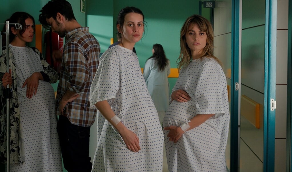 Regisseur Pedro Almodóvar is terug met zijn nieuwste, fascinerende, blik op moeders en moederschap. 