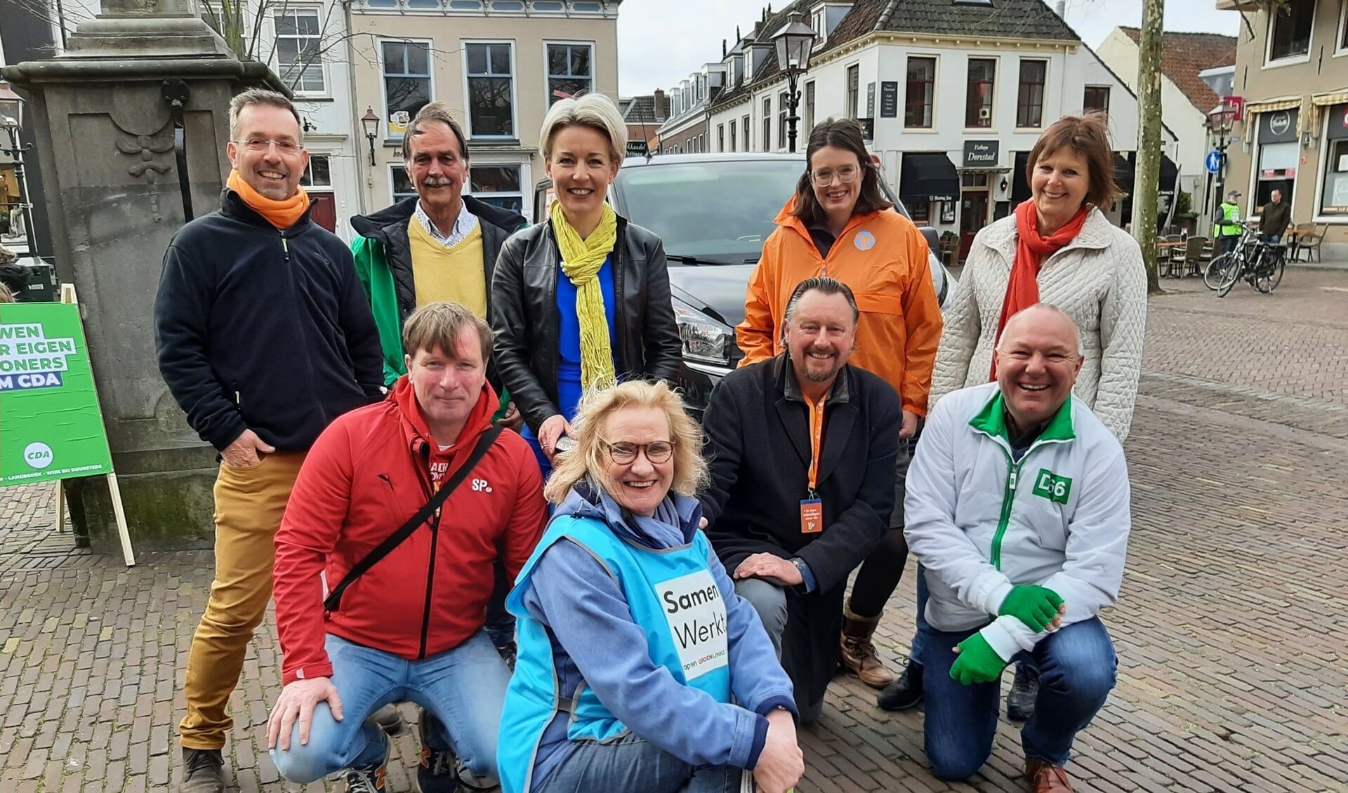 De lijsttrekkers van de 8 partijen en burgemeester Meerts. 