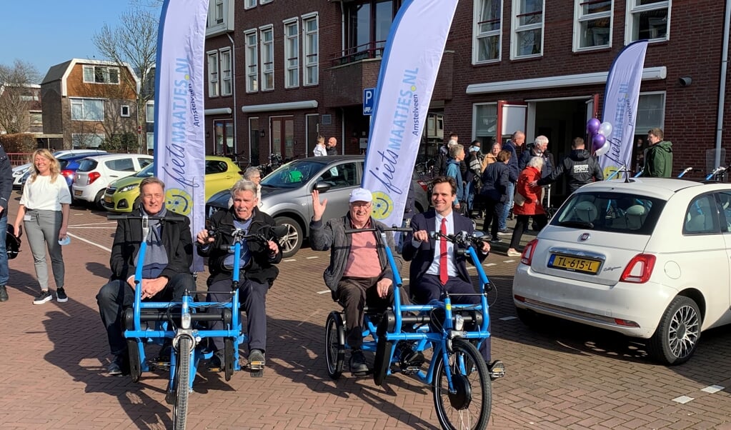 De vijfde duo-fiets wordt door de wethouders Marijn van Ballegooijen, Rob Ellermeijer en Michael Douqué (voorzitter Fietsmaatjes Amstelveen) in gebruik genomen bij Zonnehuis Bovenkerk.
