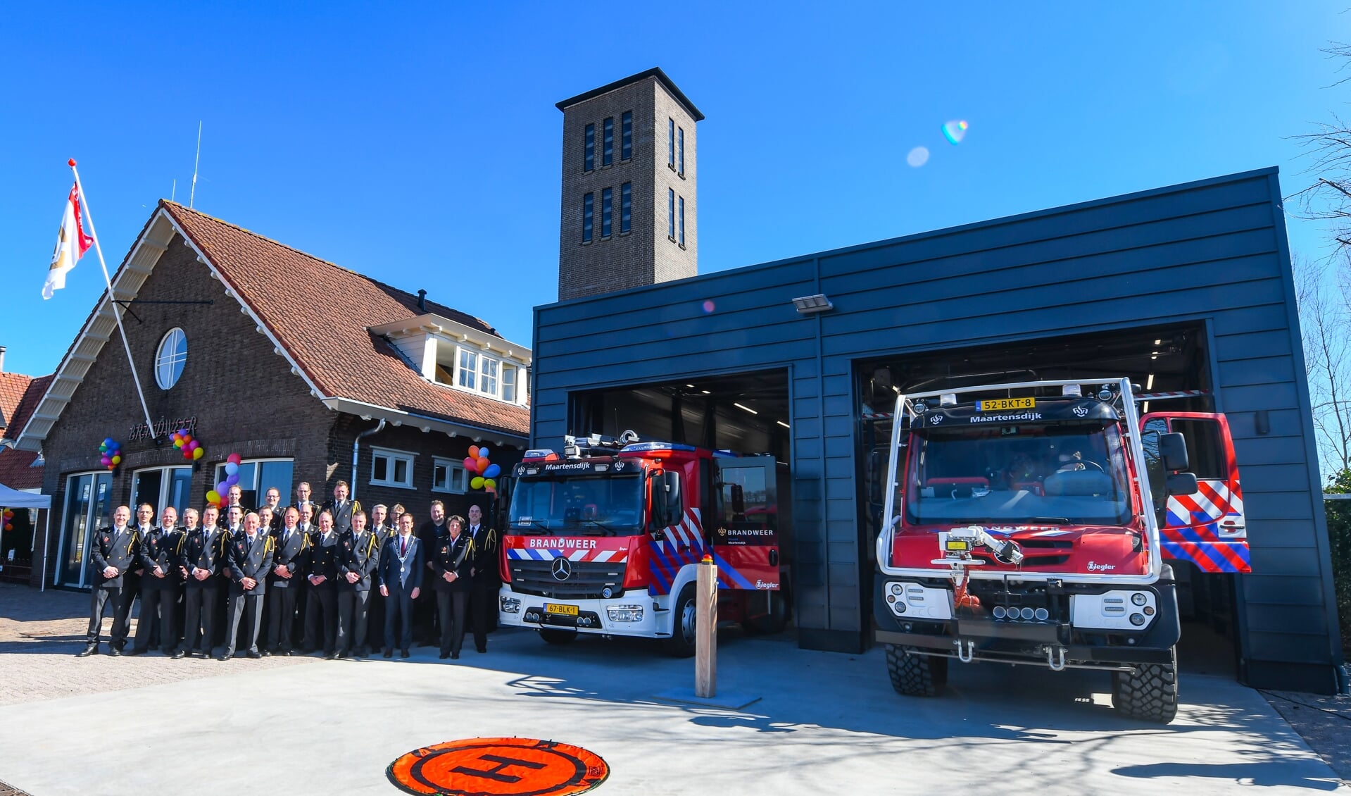 Met drones en brandweerwagens werd de gerenoveerde kazerne geopend in aanwezigheid van burgemeester Potters en de brandweerlieden.