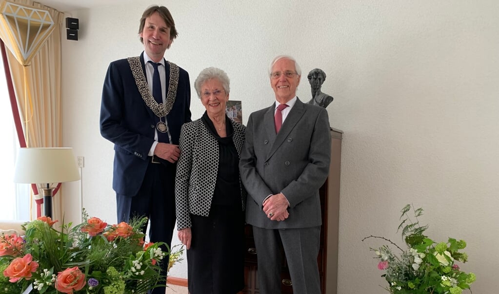 Locoburgemeester Raat feliciteert het echtpaar Van Liemt.