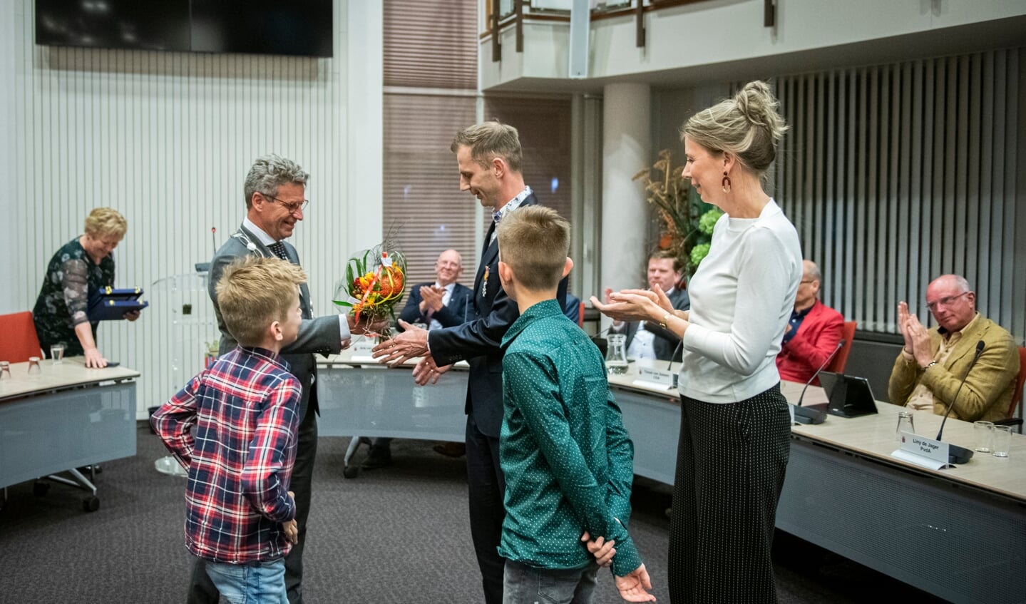 Een koninklijke onderscheiding en bloemen voor Cor van Vliet.
