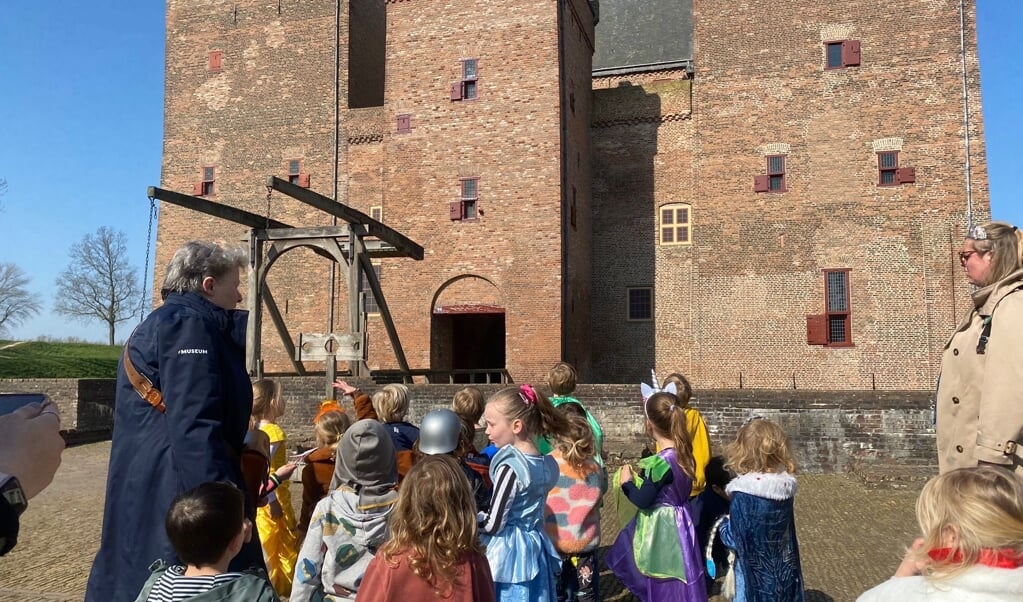 Afgelopen week zijn de kleuters verkleed als ridder of prinses bij kasteel Loevestein op bezoek geweest 