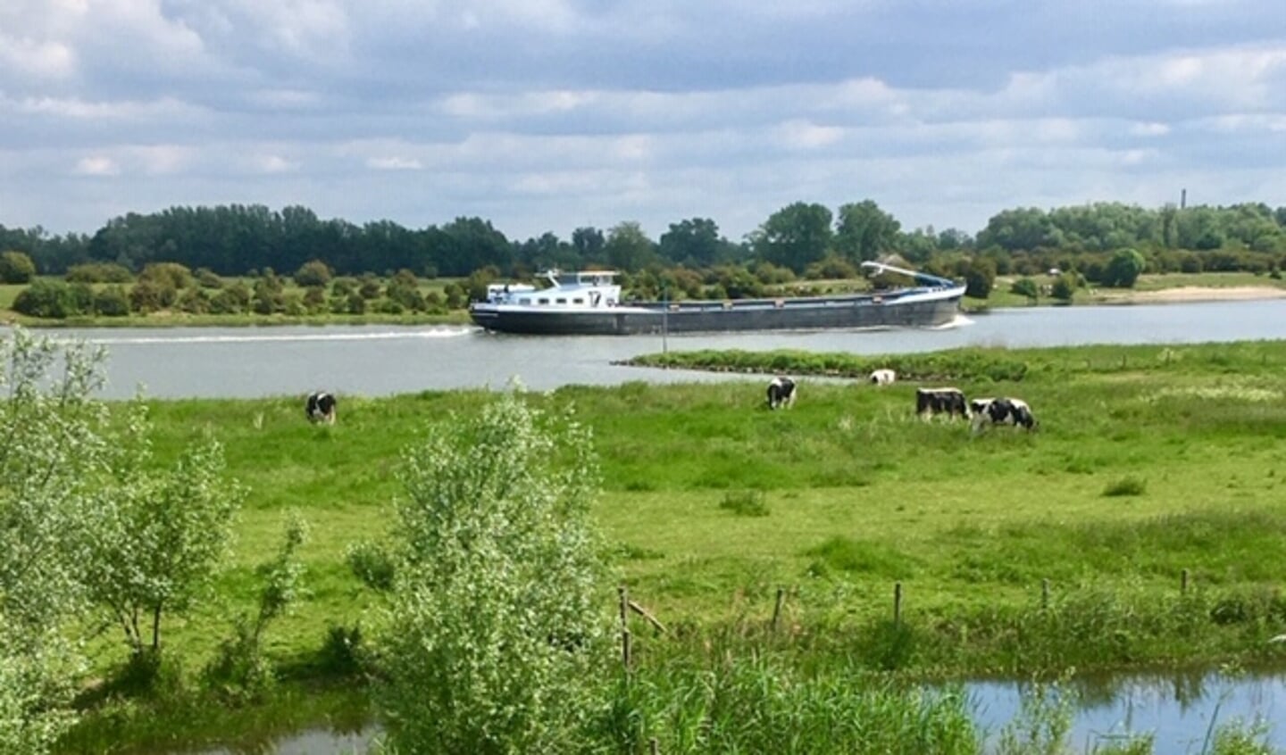 Een prachtig uitzicht op de Nederrijn vanaf de Romeinse Wachttoren bij Kesteren.