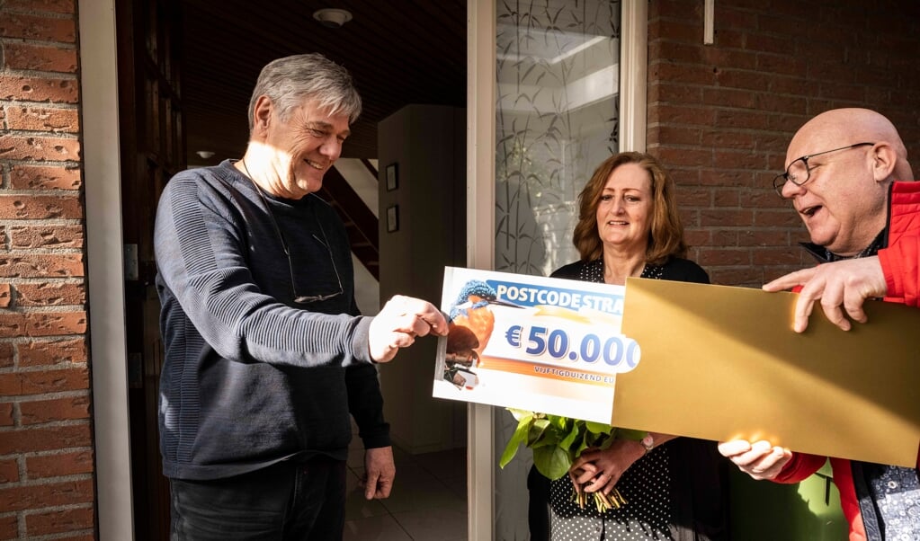 Marie-Anne en Rijn verrast door Postcode Loterij-ambassadeur Gaston Starreveld met 50.000 euro.