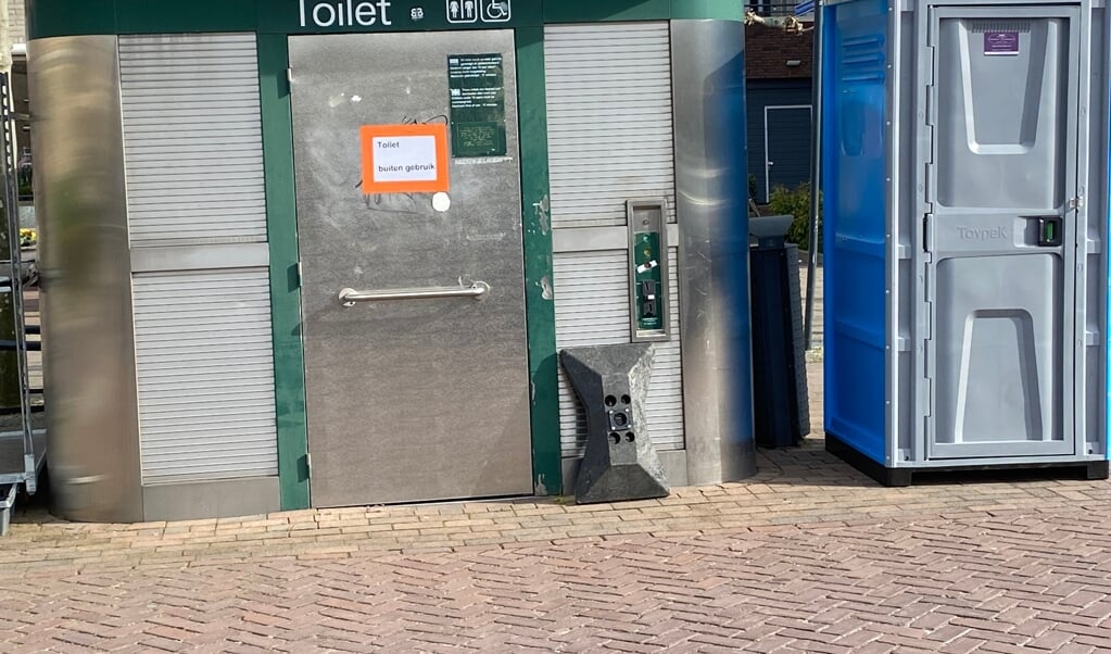 Er is een toiletcabine neergezet naast het kapotte openbare toilet op het Gowthorpeplein.