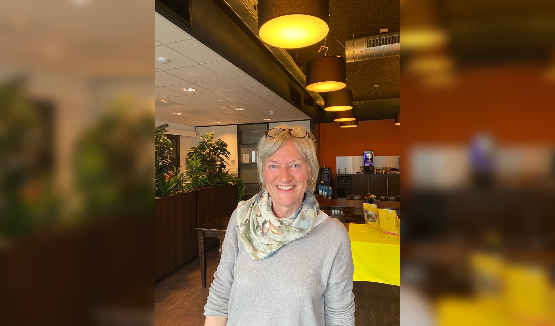 Wendy van Rijn in het Grand Café van METS Center, de nieuwe locatie van Alzheimer Café De Bilt.