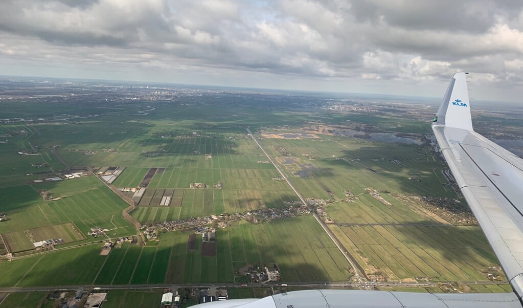 Uitzicht over Ouderkerk en Amsterdam, vanuit een KLM vliegtuig boven Vinkeveen