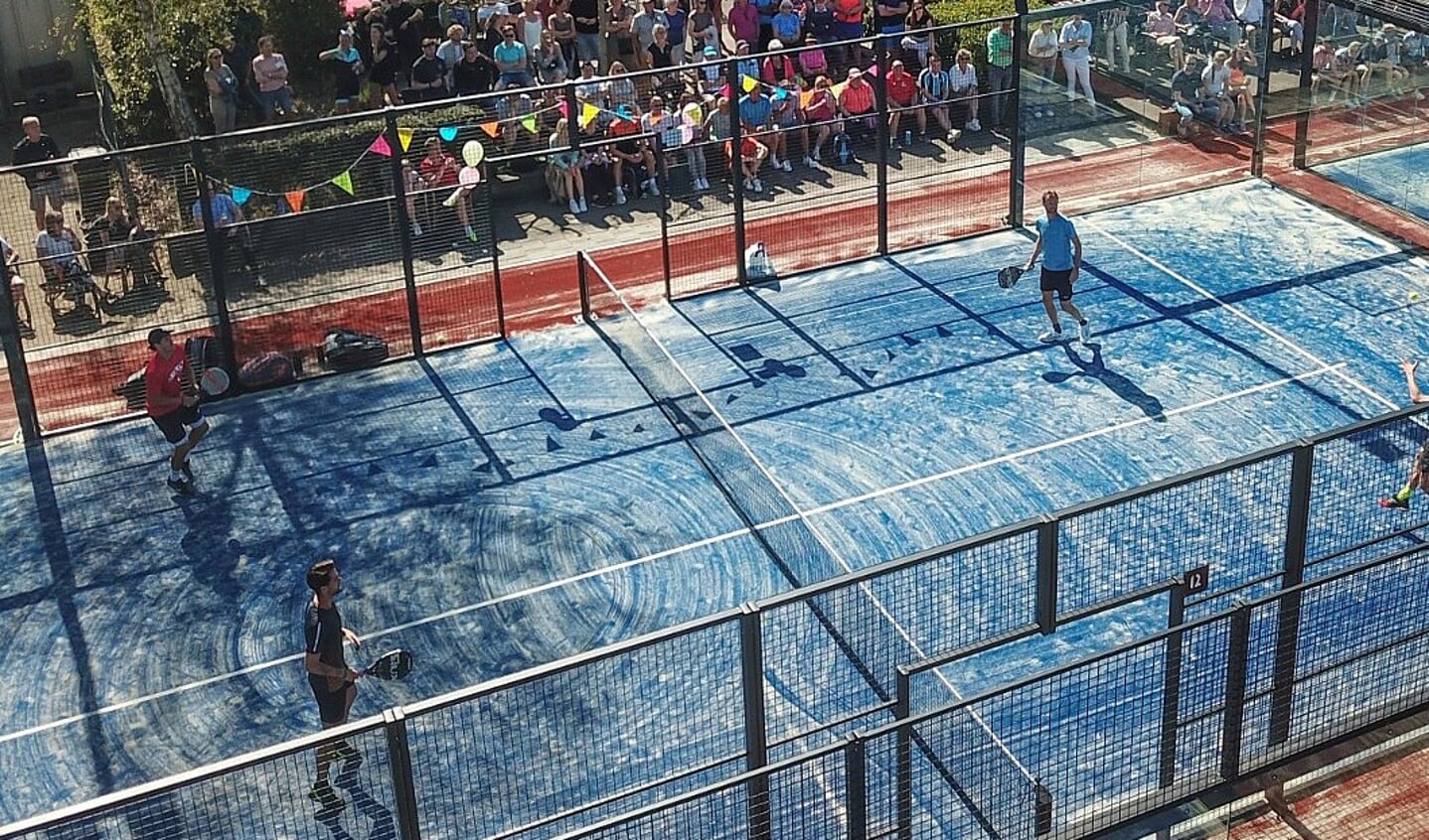 Padel is een sport die in een kooi wordt beoefend.