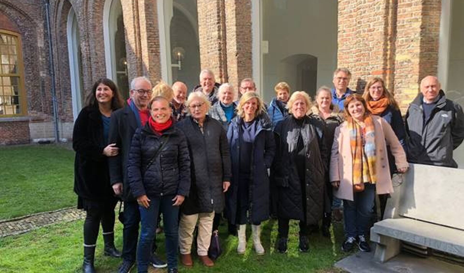 Met nieuwe en oude raadsleden in de binnentuin van het gemeentehuis van Haarlem.
