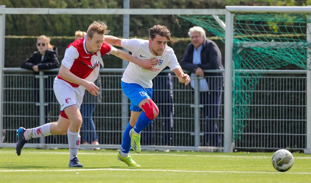 Stijn Groenen van vv 't Goy ( rechts ) scoorde het vierde doelpunt voor de thuisclub.
