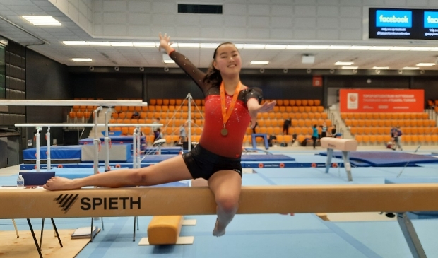<p>Lin van Kooten, jeugd 3e div., met haar bronzen plak.</p>