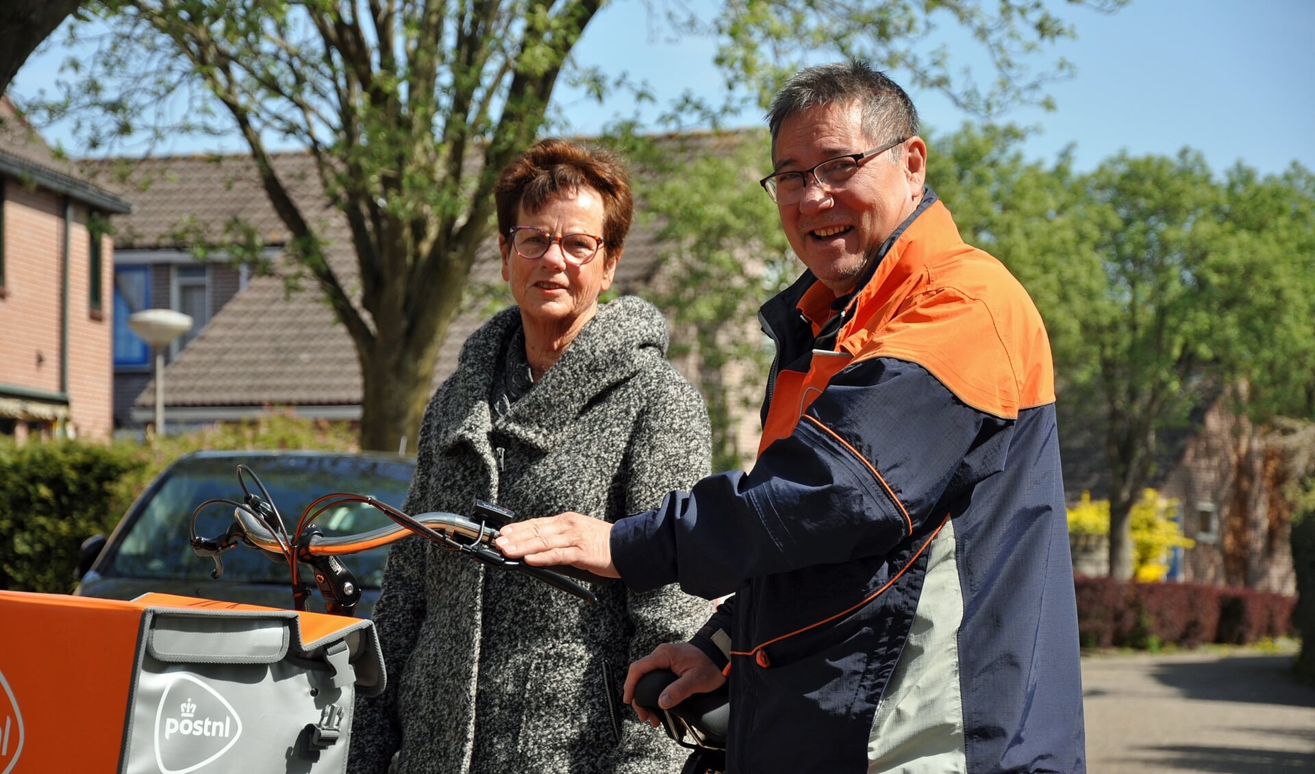 Riek Vonk organiseerde een handtekeningenactie om postbezorger Henk van Velden voor de buurt te behouden.   