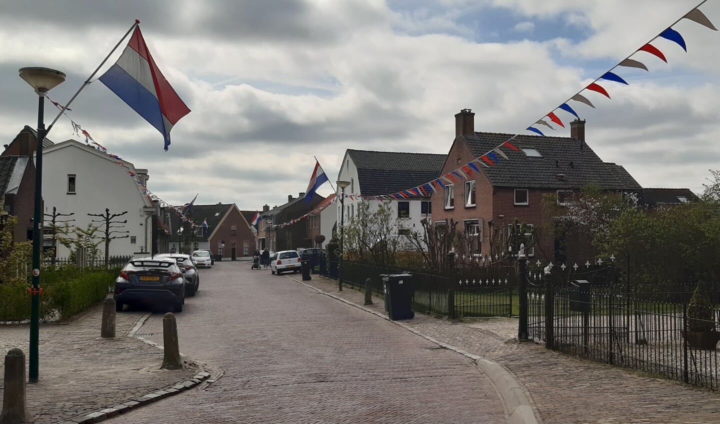 Herenstraat feestelijk versierd in afwachting van Koningsdag