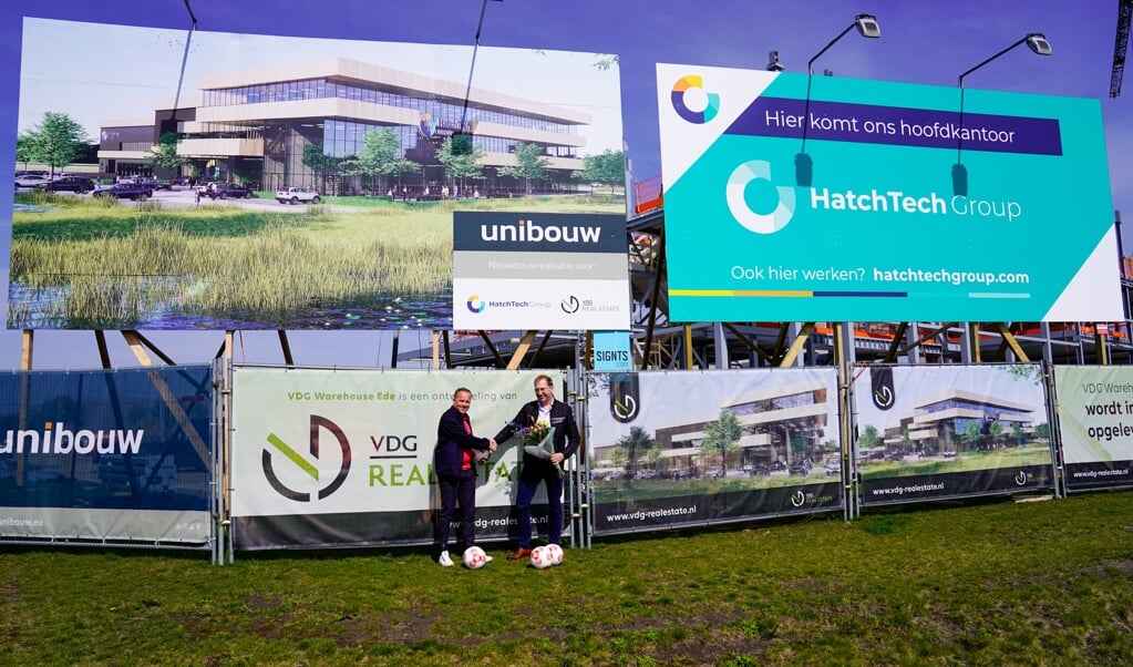 Tjitze Meter (HatchTech) en Dico Harteman (bestuurslid Commercie DOVO) voor het bouwbord van HatchTech aan de A12